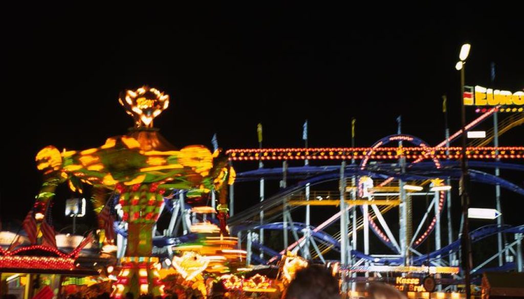 Fahrgeschfte und Neon bei Nacht / Oktoberfest / Foto: Barbara Volkmer