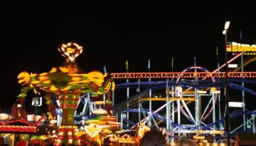 Fahrgeschfte und Neon bei Nacht / Oktoberfest / Foto: Barbara Volkmer